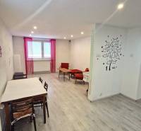 Wohnzimmer mit Tisch und Stühlen in einem Einfamilienhaus, einfaches Interieur mit Sesseln.