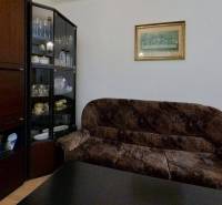 Wohnzimmer mit Sofa, Geschirrschrank, im Einfamilienhaus.