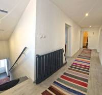 Der Flur mit dem bunten Teppich und der Treppe im Einfamilienhaus.