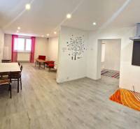 Innenraum eines Einfamilienhauses mit Esszimmer, Sofa und Wanddekoration.