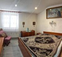Schlafzimmer in einem Einfamilienhaus mit Möbeln, Bildern und Dekorationsgegenständen.