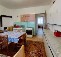 Küche in einem Einfamilienhaus mit Esstisch, Kühlschrank und Herd.