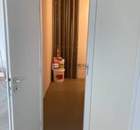 Offene Türen, die zu einem Lagerraum in Geschäftsräumen führen.