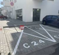 Parkplatz auf der Eduarda-Wenzla-Straße in Bratislava III vor den Geschäftsräumen.