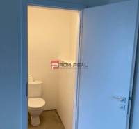 Toilette in Geschäftsräumen mit einfachem und sauberem Design.