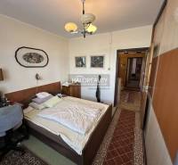 Schlafzimmer in einer 3-Zimmer-Wohnung mit Einbauschrank, Computertisch und Wanddekoration.