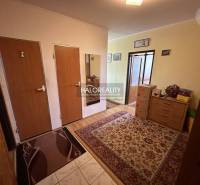 Eingangsflur mit Teppich in einer 3-Zimmer-Wohnung, Kleiderhaken und Schränke an der Wand.