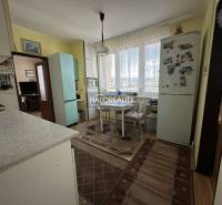 Küche in einer 3-Zimmer-Wohnung mit Esstisch, Kühlschrank und Gasherd.