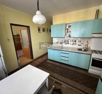 Küche in einer 3-Zimmer-Wohnung mit einfacher Einrichtung und gelben Wänden.