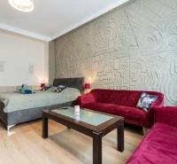 Wohnzimmer in einer 2-Zimmer-Wohnung mit Sofas und dekorativer Wand.