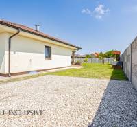 Einfamilienhaus in Čečínská Potôň in Horná Potôň mit Rasen und Umzäunung.