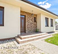 Eingang eines Einfamilienhauses in Čečínska Potôň in Horný Potôň mit Terrasse und Treppe.