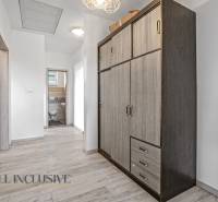 Der Flur in einem Einfamilienhaus mit einem Schrank und einem Eingang zur Toilette.
