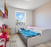Kinderzimmer mit zwei Betten und Spielzeug in einem Einfamilienhaus.