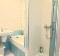 Badezimmer mit Dusche und Badewanne in einer 4-Zimmer-Wohnung.