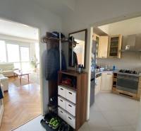 Geräumiger Flur mit Zugang zur Küche und zum Wohnzimmer in einer 4-Zimmer-Wohnung.