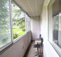 Veranda mit hoher Barhocker, Terrasse einer 3-Zimmer-Wohnung, Blick ins Grüne.