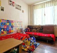 Kinderzimmer in einer 3-Zimmer-Wohnung mit Spielzeug und bunten Wanddekorationen.