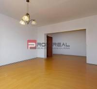 Geräumiges Wohnzimmer mit Holzboden und Kronleuchter in einer 3-Zimmer-Wohnung.