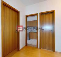 Flur mit hellen Türen in einer 3-Zimmer-Wohnung.