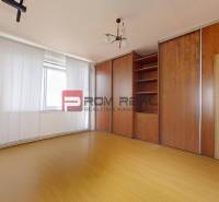 Zimmer in einer 3-Zimmer-Wohnung mit einem Holzschrank und einer Deckenleuchte.