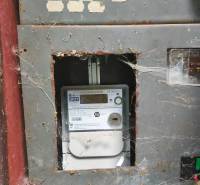 Alter Sicherungskasten mit Spinnennetz im Inneren der Hütte.