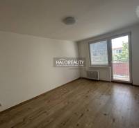 Ein geräumiges Zimmer mit einem großen Fenster und Balkontüren in einer 3-Zimmer-Wohnung.