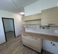 Küche in einer 3-Zimmer-Wohnung mit Holzboden und Möbeln.
