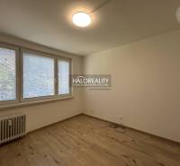 Ein Zimmer in einer 3-Zimmer-Wohnung mit großen Fenstern und Parkettboden, ohne Möbel.