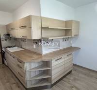 Küche mit hellem Holz und Dekor in einer 3-Zimmer-Wohnung.