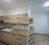 Küche in einer 3-Zimmer-Wohnung mit Holzschränken und Ausstattung.