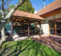 Das Einfamilienhaus in Veľká Paka zeigt eine gemütliche Terrasse mit Pergola und Gartenmöbeln.
