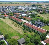 Luftaufnahme des Wohngebiets und der Entwicklungsgrundstücke in der Slnečná-Straße in Miloslavov.