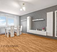 Essbereich mit weißem Tisch und Stühlen in einer 2-Zimmer-Wohnung.