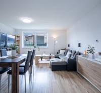 Esszimmer in einem Einfamilienhaus mit Holzboden, großen Fenstern und modernen Möbeln.