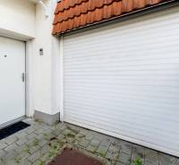 Eingangstür und Garageneinfahrt des Einfamilienhauses in der Hattalova-Straße in Bratislava - Nové Mesto.