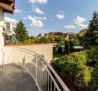 Der Balkon eines Einfamilienhauses in der Hattalova-Straße in Bratislava - Nové Mesto, mit Blick auf den Garten.