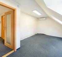 Dachboden in einem Einfamilienhaus mit Fenstern, Teppichboden und Klimaanlage.