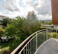 Der Balkon eines Einfamilienhauses in der Hattalova-Straße in Bratislava - Nové Mesto mit Blick ins Grüne.