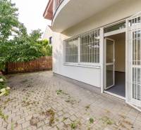 Einfamilienhaus mit gepflasterter Terrasse und Garten in der Hattalova-Straße, Bratislava - Nové Mesto.