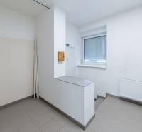 Ein einfaches Zimmer in einem Einfamilienhaus mit Fenster und Heizkörper.