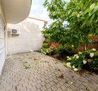 Einfamilienhaus in der Hattalova-Straße in Bratislava - Nové Mesto mit Terrasse und Garten.