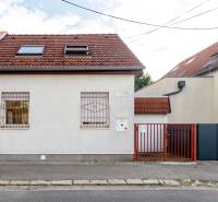 Einfamilienhaus in der Hattalova-Straße in Bratislava - Nové Mesto mit rotem Dach und Zaun.
