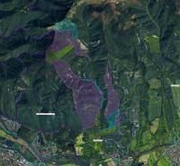 Luftaufnahme von landwirtschaftlichen und forstwirtschaftlichen Flächen in der Umgebung von Sučany, die verschiedene Nutzungszonen zeigen.