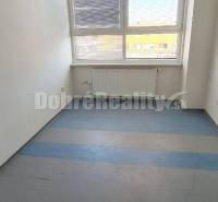 Kleines Büro mit großem Fenster, Jalousien und Heizkörper, geeignet zur Vermietung.