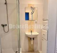 Badezimmer in Büros mit Waschbecken, Duschkabine und Stauraum.