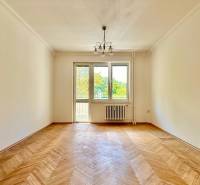 Ein geräumiges Zimmer in einer 3-Zimmer-Wohnung mit Parkettboden und großen Fenstern für viel Licht.