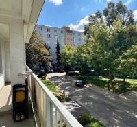 Ein Balkon mit Blick auf den Parkplatz und Grünflächen in einer 3-Zimmer-Wohnung in der Mesačná-Straße.