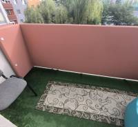 Balkon einer 2-Zimmer-Wohnung mit Stühlen und Teppich in der Družstevná-Straße in Partizánske.