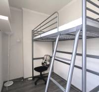 In der 2-Zimmer-Wohnung finden Sie ein Hochbett, einen Stuhl und eine Stehlampe.
